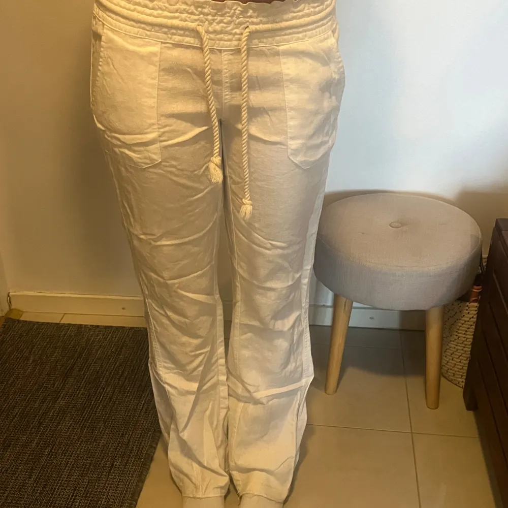 Säljer nu mina lågmidjade & utsvängda linnebyxor då dom inte används på länge, de är uppsprättade längst ner men går enkelt att sy upp igen om man vill🩷. Jeans & Byxor.