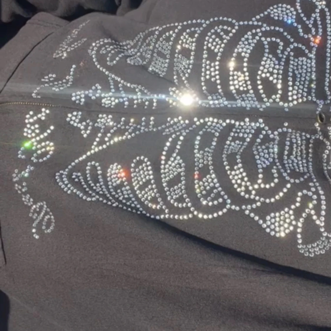 Svart hoodie med strassdetaljer - 91