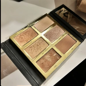 Tarteist Pro Glow Palette från Tarte - Säljer en superfin Tarteist Pro Glow Palette från Tarte. Den har sex olika nyanser som är perfekta för att skapa en glowy look. Paletten innehåller både highlighters och bronzers i varma, skimrande toner. Perfekt för att ge ansiktet en snygg kontur och lyster!