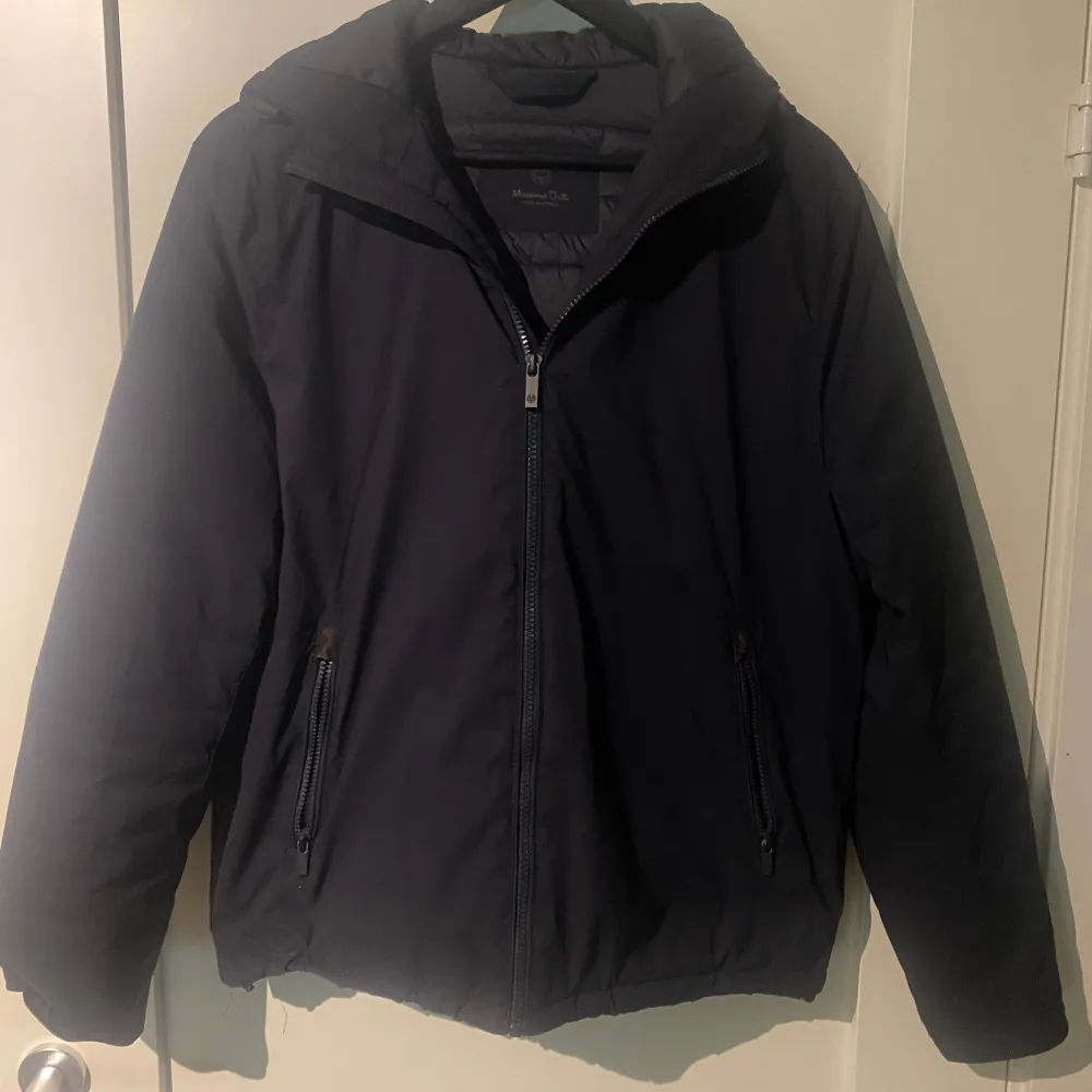 En bra, skön och nice basic jacka från Massimo dutti i storlek L. Säljer för den börjar bli för liten. Jag är ca 188 så passar förmodligen nån mellan 170-185 beroende på hur man vill att den ska sitta. Jackor.