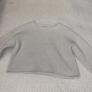 Vit stickad tröja - Okej skick vit stickad croppad top från Gina lite nopprig där fram
