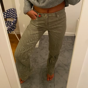 Jeans  - Super snygga gröna zebra jeans! Bra skick!
