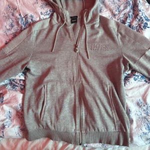 Hugo boss tröja - säljar denna unika hugo boss tröjan då den ej kommer till användning materialet är mjuk o skön skick 8/10 skriv om ni är intresserade 