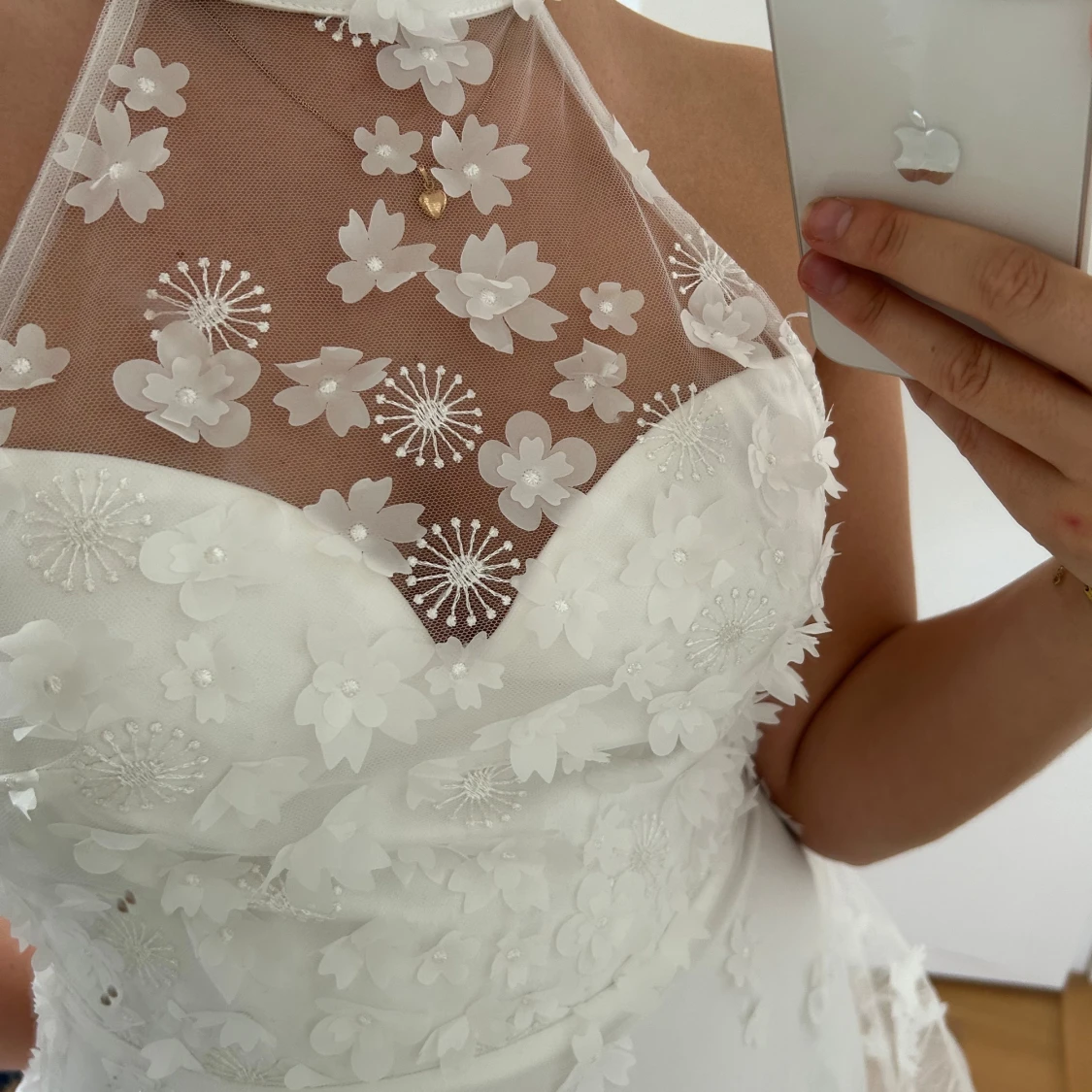 Vit blommig klänning med spetsdetaljer