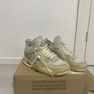 Nike Air sneakers i beige - Jordan 4s off white som jag säljer pågrund av att dom inte längre är till användning skorna är som nya skick 9/10. PRIS KAN DISKUTERAS