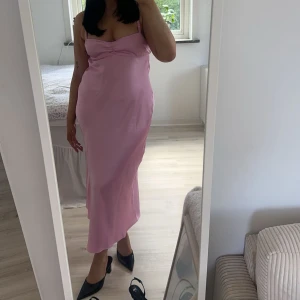 Zara klänning - Säljer nu min jätte fina klänning från Zara, men tyvärr kommer den inte till användning. Storlek L och använd 1 gång så den är i nyskick. Öppen i ryggen