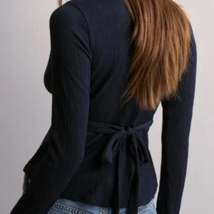 Knyt topp - Helt ny knyt topp från Ginatricot med lappen kvar.Den har utsvängda ärmar och självaste toppen är också utsvängd i botten och man knyter den bak. Den är aldrig använd då jag köpte fel storlek och jag säljer den då jag inte kan lämna tillbaka den💗