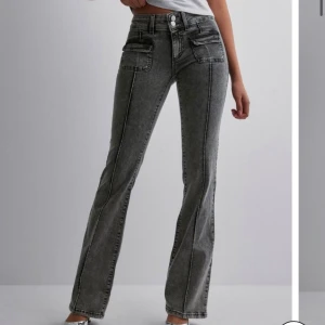Jeans - Säljer dessa lågmedjade bootcut jeans från Nelly🫶🏼 köpta för 699 kom privat för bilder