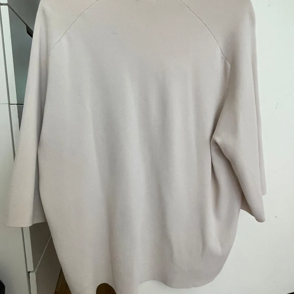 Säljer en superfin beige kofta i viskos från Filippa K. Den är i storlek S och har en enkel och stilren design. Koftan är trekvartsärmad. Perfekt för både vardag och lite finare tillfällen. Passar bra till höst och vår!. Neuletakit & Villapaidat.