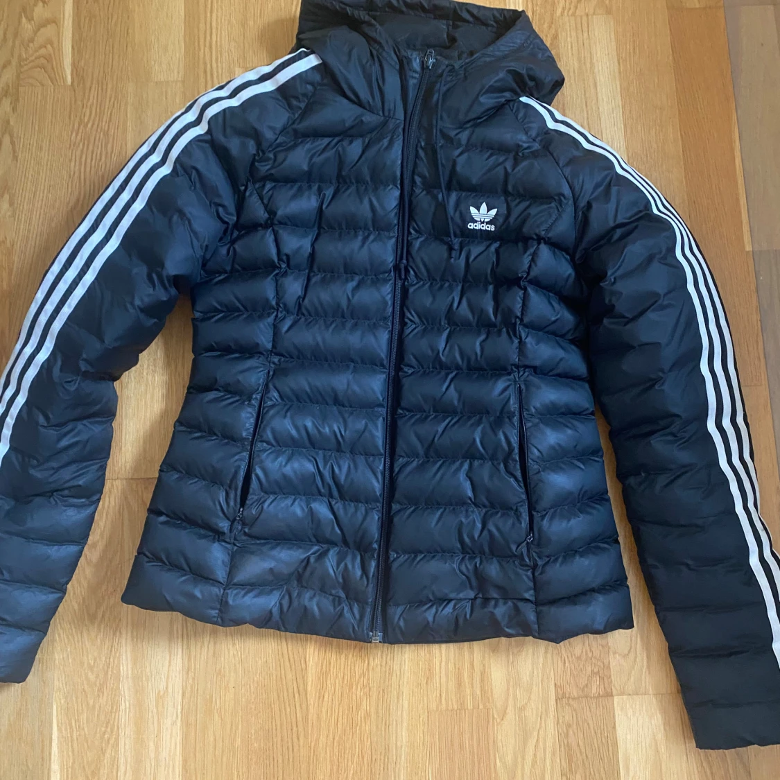 Säljer min Adidas slum jacket då den inte har kommit till användning 😊 Skulle säga att den är en höst/vår jacka, eller vinterjacka om man inte är så frusen hahah. Fint skick, inga skavanker. Tvättar såklart innan frakt om så vill. Köpt för ca 900. - 93