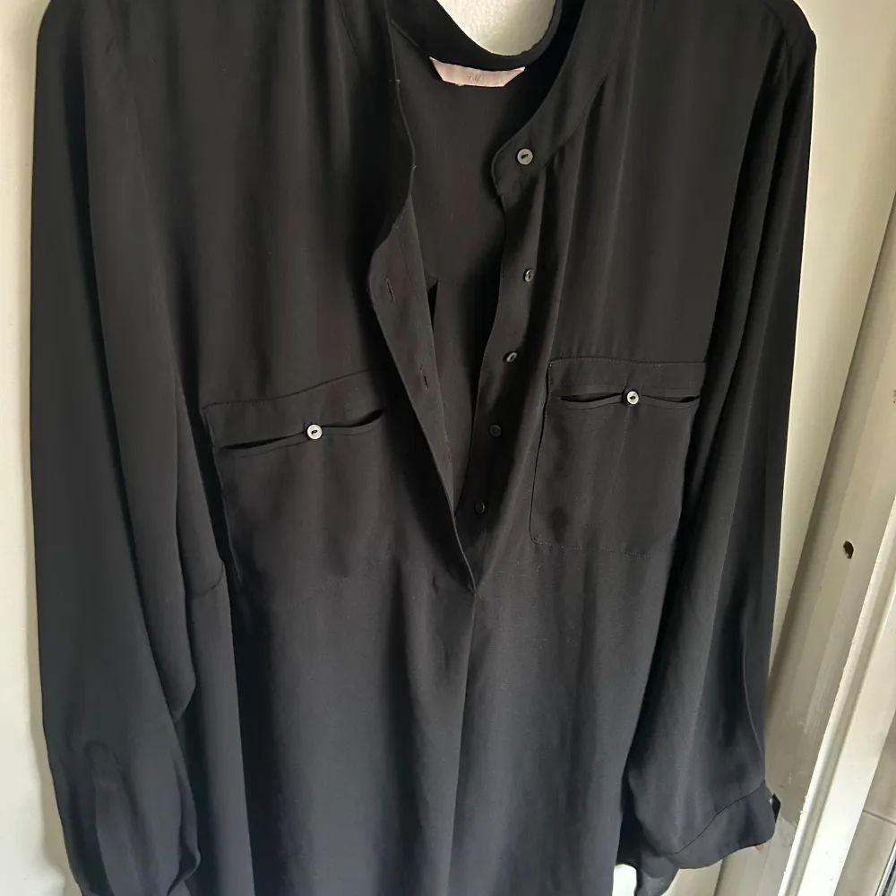 Blus köpt på secondhand men kommer tyvärr inte till användning!💛 Från H&M, skulle säga att den är en XL🩷  60kr + frakt💘. Blusar.