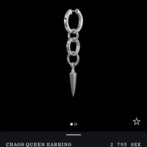 Maria Nilsdotter örhängen - Jag säljer dessa par örhängen från Maria Nilsdotter! De är i bra skrick och väldigt fina! Nypris är 5590 och jag säljer för 3500kr!❤️❤️(säljer även alien örhänget)