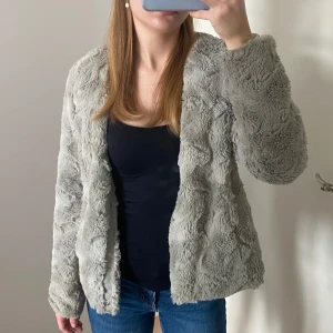 GRÅ FLUFFIG JACKA🩶 - Fin höst/vår jacka från VERO MODA. Knappar finns att stänga jackan. Skriv ifall du har några funderingar ang plagget.😊