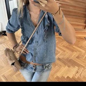 Jeans blus - Säljer denna as snygga jeans blusen!🌟🌟slutsåld över allt!