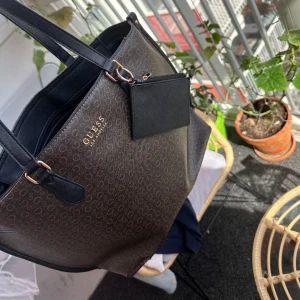 Guess vintage väska - Säljer min guess väska som är i super bra skick. Nypris 1400 kr, skriv för mer bilder eller frågor 💕