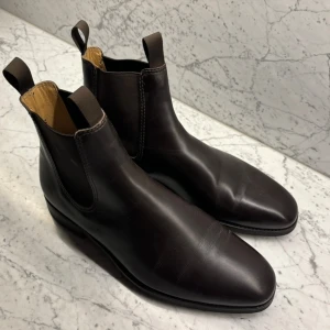Myrqvist Chelsea Boots - Hej, säljer mina fina Myrqvist Chelsea boots i storlek UK9.5 dvs 43.5EUR. Skorna är i brunt läder och inköpa hos Myrqvist för 3400kr. Har dock inte kvitto eller box. Skorna är i toppskick och använda 2-3 gånger. Köparen står för ev. Frakt. Ej returer