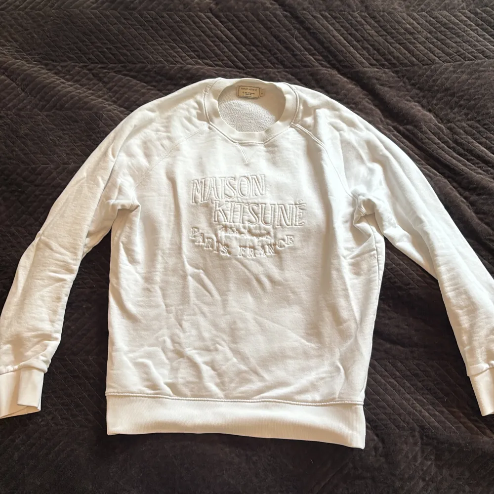 Säljer denna fina Maison Kitsuné sweatshirt/tröja. Fint skick utan skavanker. Inköpt på NK för 1500kr. Kvitto finns ej, köpare står för eventuell frakt eller provar tröjan på plats. Inga returer! . Tröjor & Koftor.