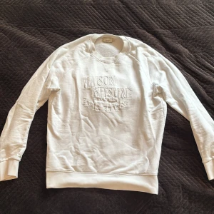 Maison Kitsuné tröja - Säljer denna fina Maison Kitsuné sweatshirt/tröja. Fint skick utan skavanker. Inköpt på NK för 1500kr. Kvitto finns ej, köpare står för eventuell frakt eller provar tröjan på plats. Inga returer! 