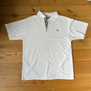 Burberry piké  - Säljer denna rare Burberry piken helt utan tecken på användning, så gott som ny. Storlek L. Skriv om ni har frågor eller funderingar!