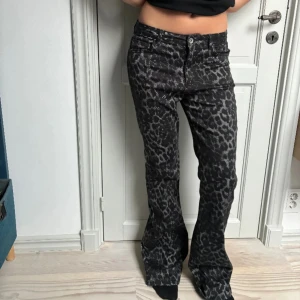 Leopardbyxor - Jättefina och trendiga leopardbyxor. Slutsålda överallt💞uppsydda till någon som är runt 160-165.