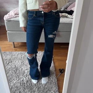 Lågmidjade jeans med hål  - Jättefina utsvänd jeans med hål. Köpta utomlands så vet inte märket💕