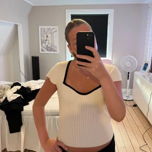 Gina Tricot topp - Super söt topp från gina, den är i storlek L men skulle säga att den passar storlek M eftersom den är liten i storleken🌸