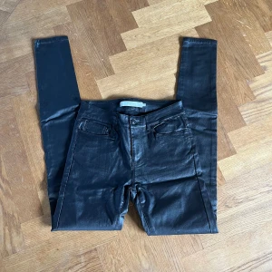Skinnbyxor  - Jättefina oanvända skinnbyxor i en slim modell från Vero Moda.🖤