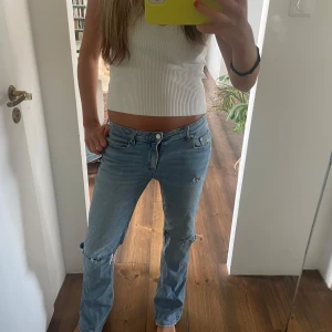 Gina jeans  - Gina jeans som jag klippt egna hål i, jätte snygga men används inte längre🥰