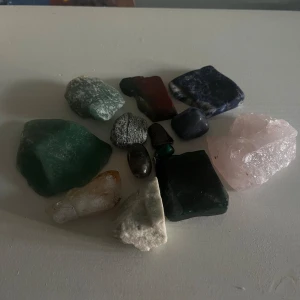 Olika kristaller!  - Rosqvartz, smokeyqvartz, amazonit, Angelit, Malakit, Safir, tigerjärn, Unakit. 200kr för alla eftersom att dem köptes enskilt mellan 50 och 300kr. Om du bara vill ha några så kan vi prata pris! :)