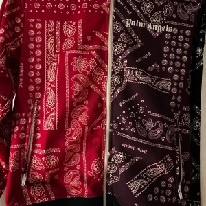 Palm Angels Bandana Jacket - Tröjan är i mycket bra skick, lappen vid har gått av men är fixad. 