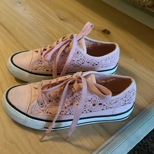 Rosa skor i spets  - Så fina rosa skor i spets, men passar tyvärr inte i storleken då jag vanligtvis har 38💗Pris är diskuterbart. Hör bara av er vid frågor eller funderingar. Är aktiv ofta🫶🏼