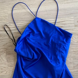 Blå boddy  - Fin blå boddy med en fin detalj 