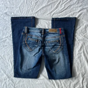 Lågmidjade jeans - Bra skick! Mått: midjemått rakt över 38-41 (stretch), grenhöjd 20,5, benöppning 24, innerbenslängd ca 84