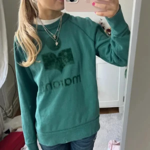 Isabel marant sweatshirt  - As cool Isabel marant sweatshirt i en snygg grön färg💚 trycket är lite slitet men tycker mest det gör en cool effekt!😻ge prisförslag! 
