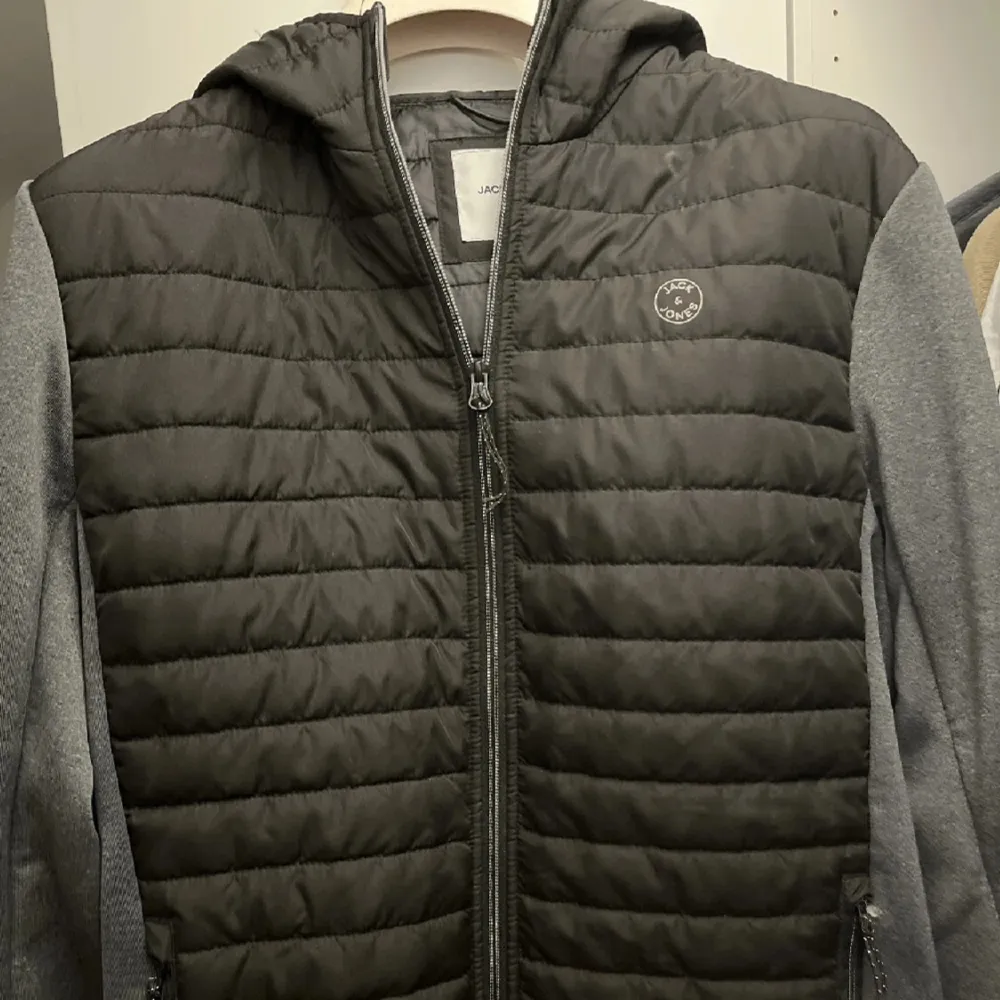 Jack & Jones jacka  Köpt för 599kr Storlek S Skick 8/10. Jackor.