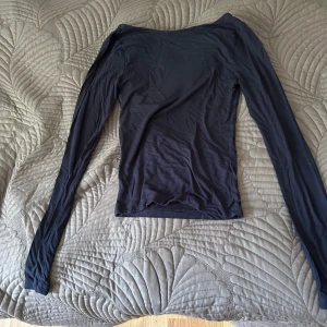 Backlås topp - Super fin marin blå tröja säljer pågrund av den inte får så mycket andvändning