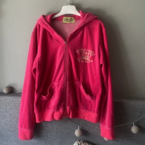 Juicy tröja💘 - Rosa vintage tröja från Juicy couture💕💕 Ganska bra skick bara att drag kedjan är lite trasig, men den går fortfarande att dra upp och ner🩷 Säljer för den inte kommer till användning! Priser kan alltid diskuteras🫶