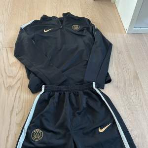 Nike PSG träningsställ i storlek L. I skick som nytt. Skriv vid eventuella frågor eller funderingar!