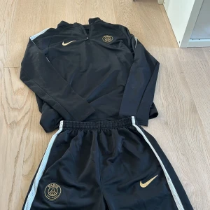 PSG träningsställ  - Nike PSG träningsställ i storlek L. I skick som nytt. Skriv vid eventuella frågor eller funderingar!