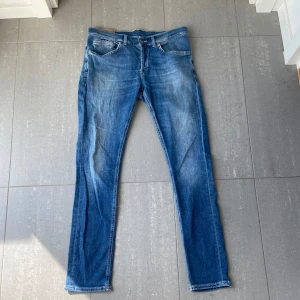 Dondup Jeans George  - Säljer nu dessa riktig snygga dondup George jeans som är i använt skick där ena grejen man sätter i skärpet i är trasigt och lite andra slitningar, snygg blåa färg som passar till allt och går att använd året runt, skriv för fler bilder/frågor🙌🏼