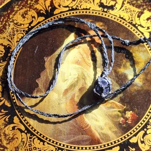 Stjärnsten - Marinblå sten med flätat band som köptes i Brasilien. Justerbart band!