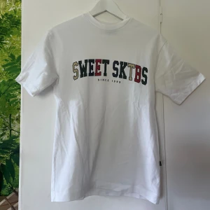 Vit Sweet Sktbs T-shirt  - Vit T-shirt Relaxed fit från Sweet Sktbs. Sparsamt använd. Nypris 399. Köpt på Junkyard✨    Köparen står för frakt.