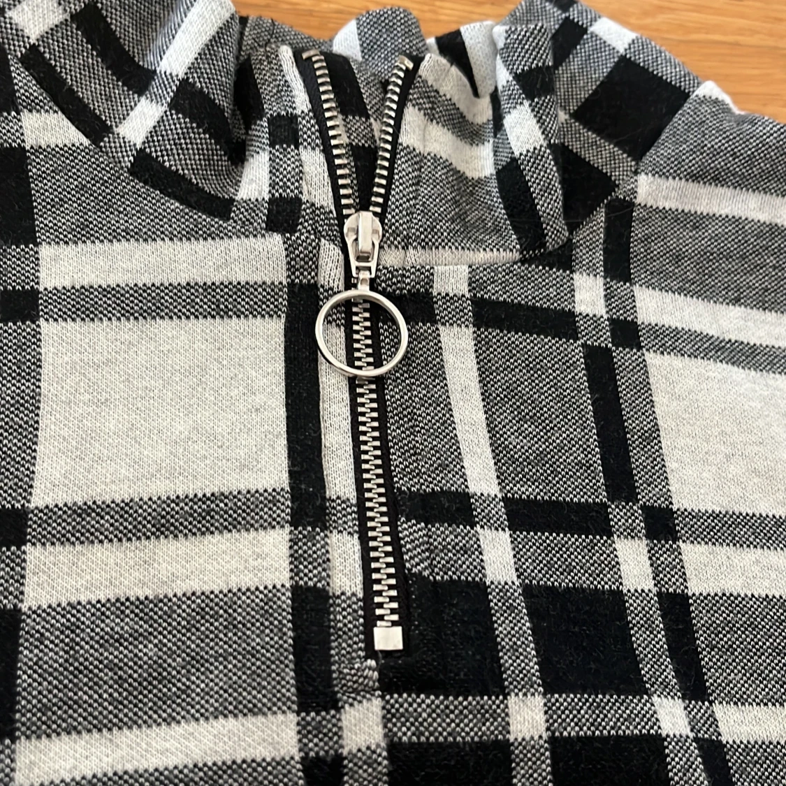 Rutig tröja med en liten dragkedja  - 90