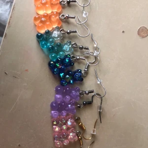 Örhängen  - Fina gummibjörnsörhängen. Rengörs innan köp och pluppar medföljer. Allt för 20kr