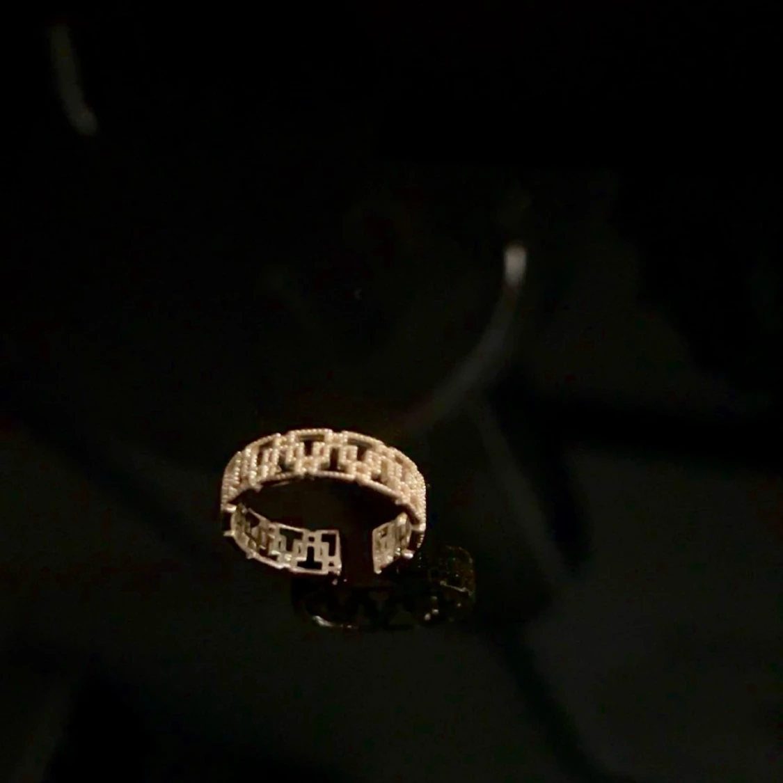 Guldfärgad ring med geometriskt mönster - 2