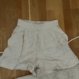 Linnen shorts från hm - Beiga linnen shorts från H&M i storlek 36