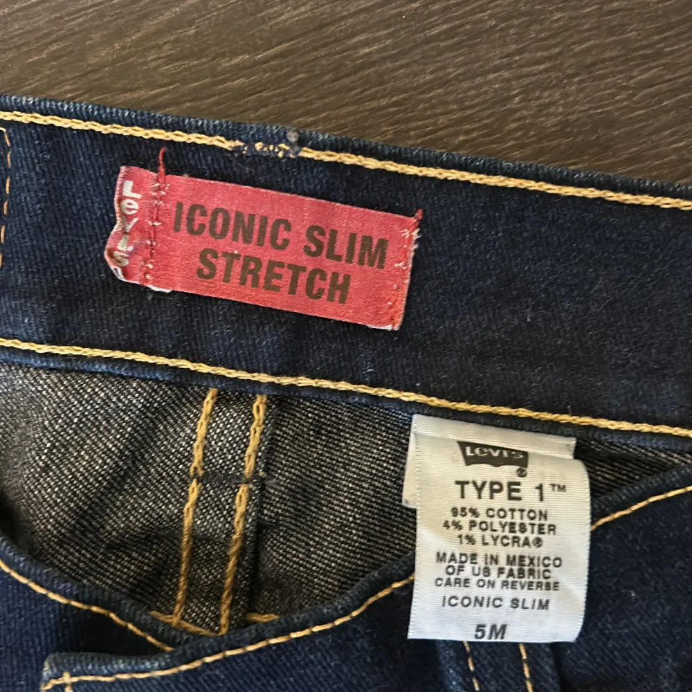 Säljer ett par snygga lågmidjade Levi's Iconic jeans i mörkblå. modellen är straight.  I väldigt fint skicka. skriv i DM för fler bilder och mått😊 säljer pga att de är lite för små för mig. Prins går att diskutera!. Jeans & Byxor.