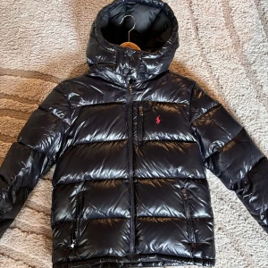 Ralph Lauren jacka - Säljer nu min fina Ralph Lauren Jacka pga att jag inte använder den. Superbra skick. Passar XS-S. Hör av dig vid intresse eller fler bilder😊