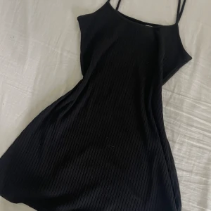 Klänning - En svart klänning från hm som är för stor för mig. Den är stretchig och skulle säga att den sitter mer som en M💞