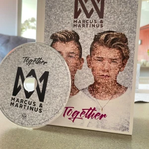 Marcus & Martinus - Together Album - Det här är albumet 'Together' av Marcus & Martinus. Det innehåller låtar som 'Girls', 'Without You', och 'Light It Up'. Perfekt för fans av popmusik och de som älskar att sjunga med till catchy låtar. Albumet har en stilren design med ett foto av Marcus & Martinus på framsidan. Skivan och allt med kommer, dock ska nämnas att det är ett gammalt album som är lite slitet men nästan aldrig rörd och är fortfarande i bra skick! Tveka inte och ställa era frågor till mig om ni undrar något❤️